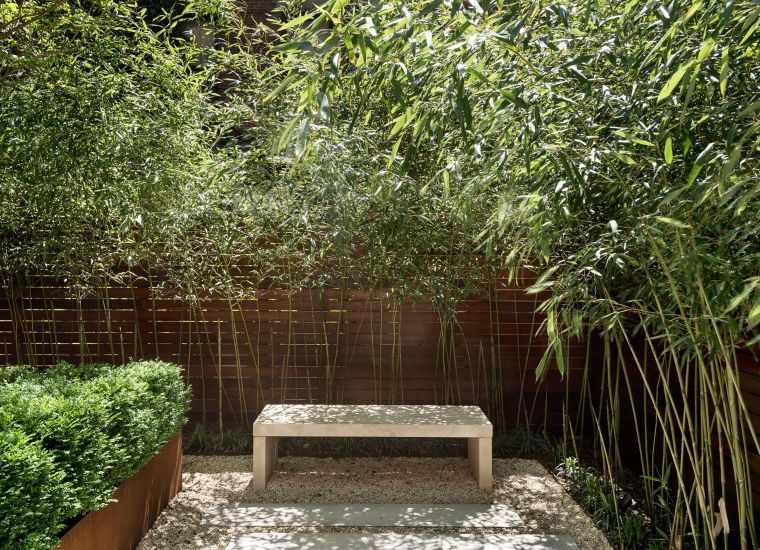 造園小さな庭のベンチ-竹の眺め