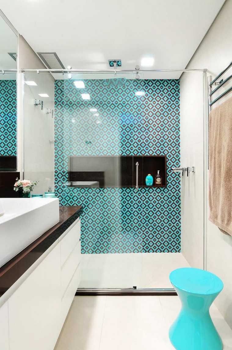 idea di design moderno per il layout del bagno piccolo