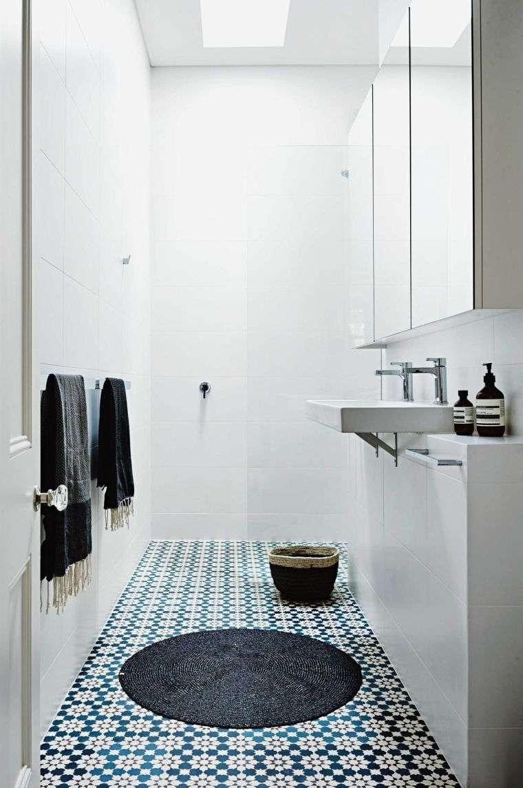 rivestimento-bagno-piccolo-spazio-pavimento-a-mosaico