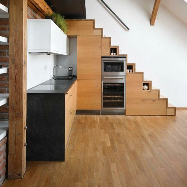 階段の下のキッチン家具