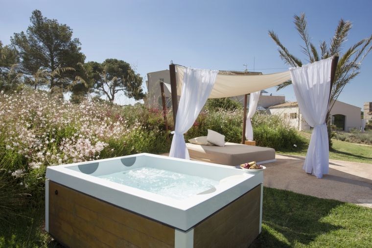 deco-exterieur-jacuzzi-spa-jardin-photo