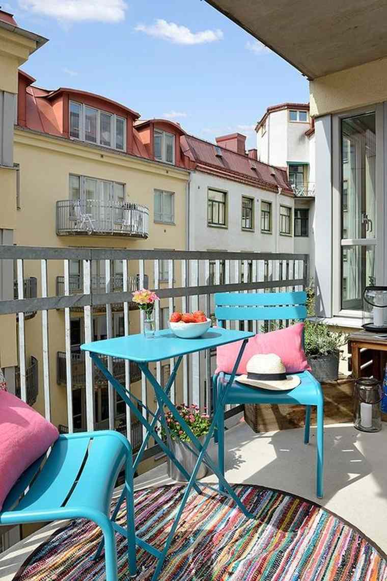 opremite svoj balkon - plave stolice