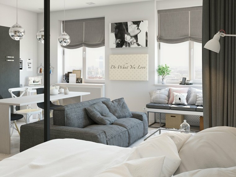 modernios svetainės pilkos sofos pagalvėlės idėja stalo pakabinami šviestuvai