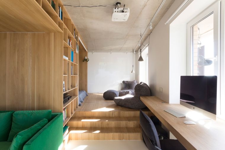 allestire un ufficio con spazio di lavoro in legno per la decorazione di uno studio