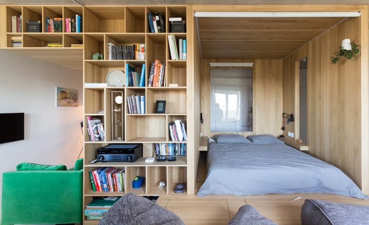 木製のプラットフォームにスタジオベッドを配置するアイデアスペース節約