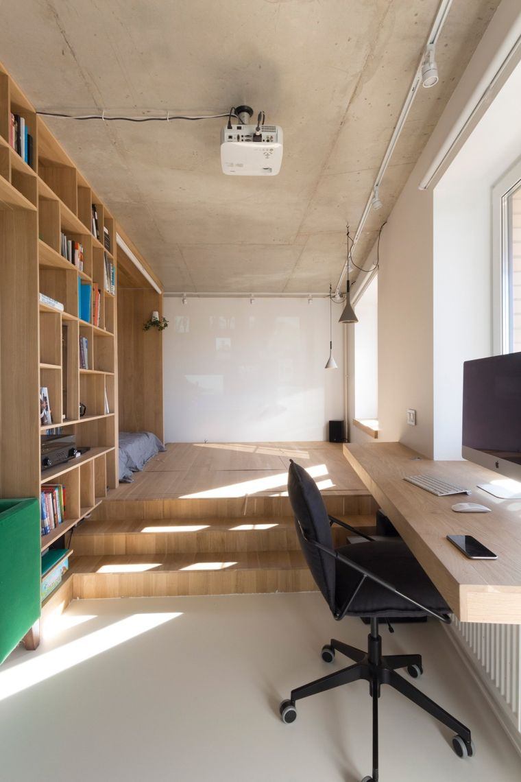 allestire uno studio con mobili in legno che fa risparmiare spazio