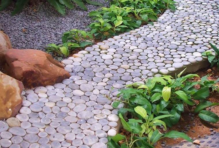 disposizione in pietra per il percorso del giardino