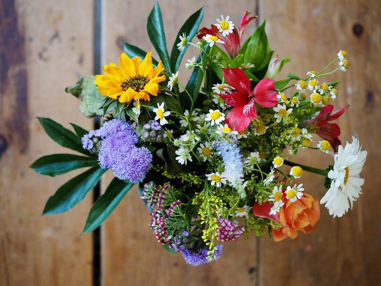 春の誕生日の装飾の花束の花