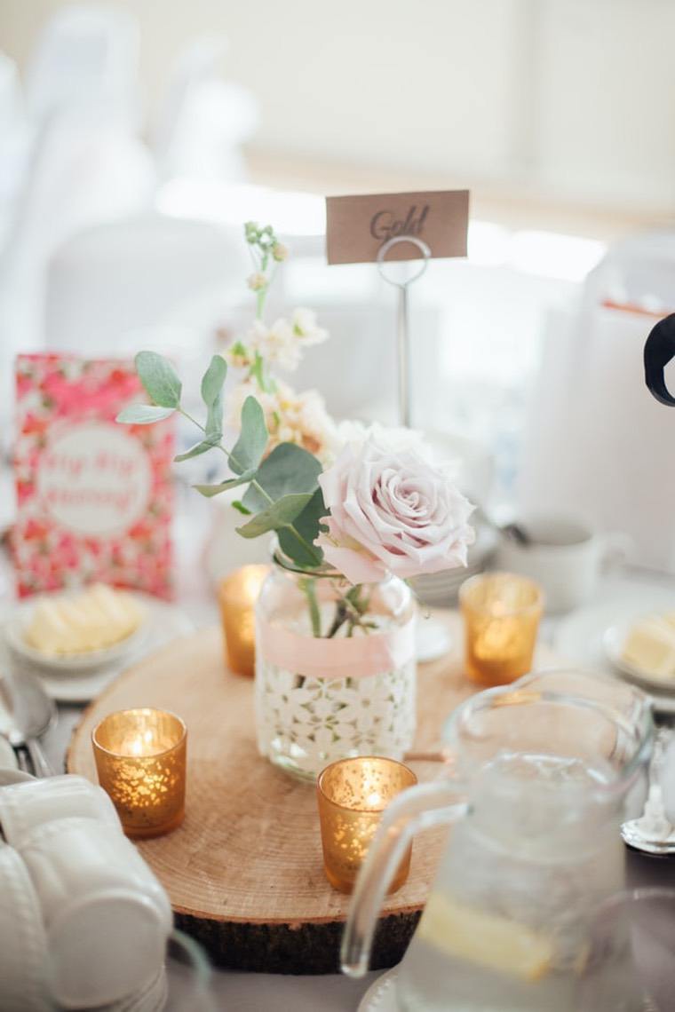 ピンクの装飾の花のアイデアキャンドルテーブル