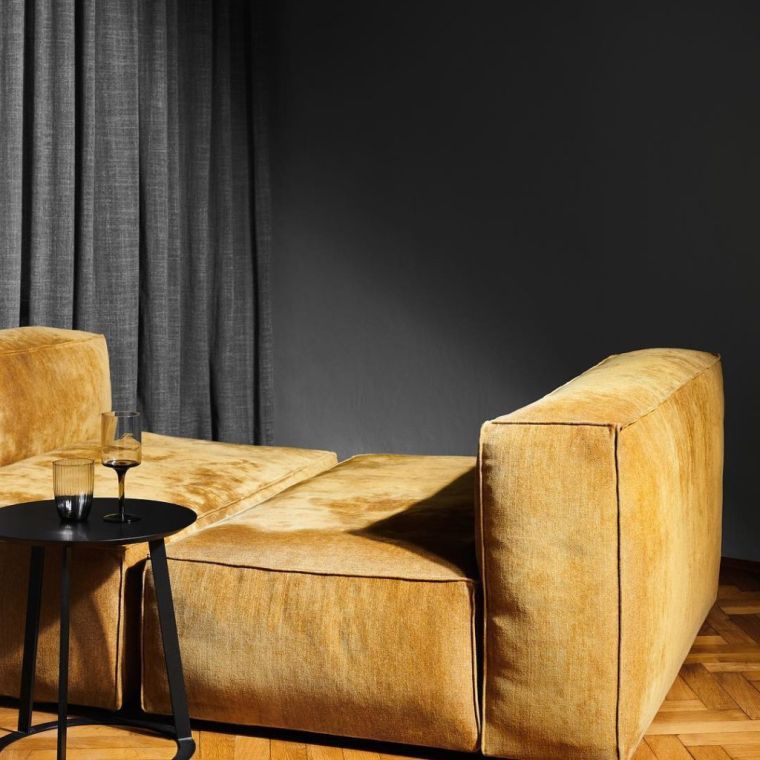 žuta moderna sofa