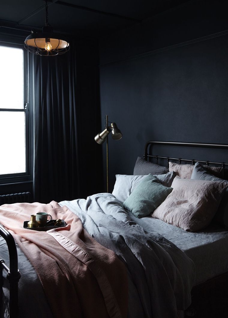 arredamento della camera da letto in colori scuri