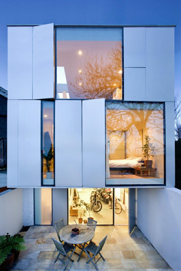 erkeriai modernaus dizaino namo lango vertikali reklama