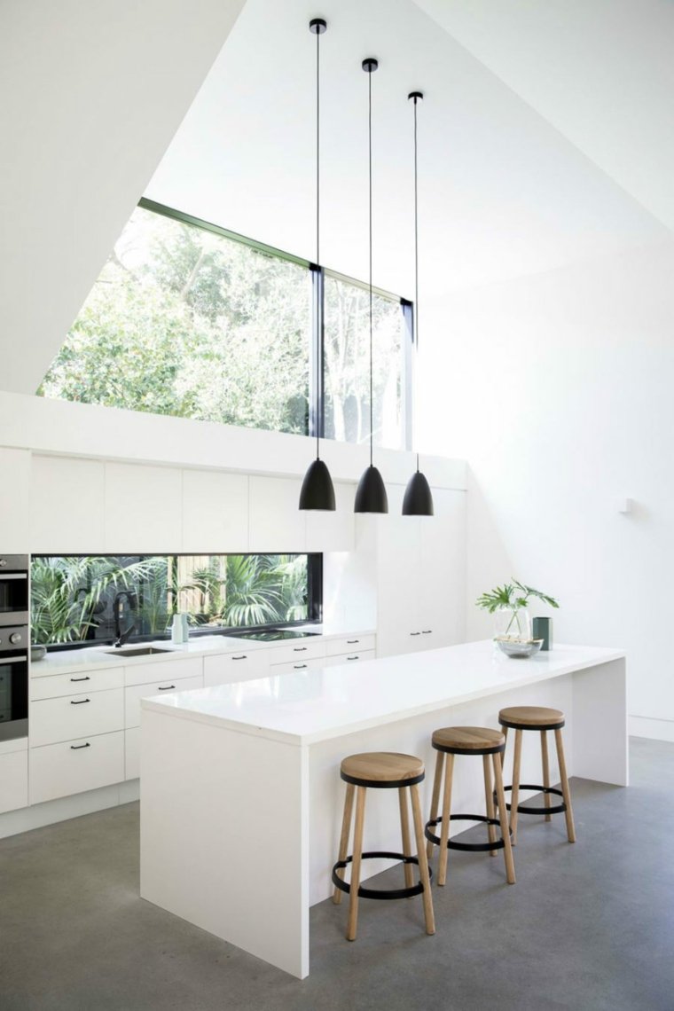 Modernūs balti virtuvės langai centrinėje saloje