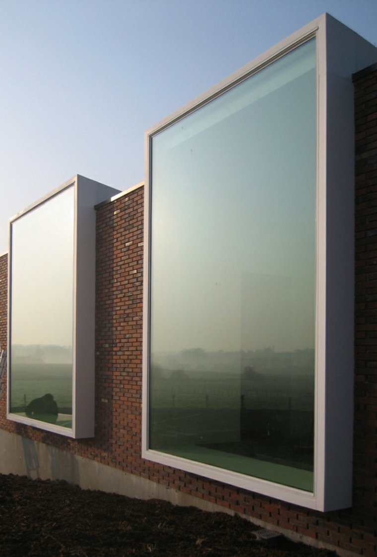 šiuolaikinės langų idėjos atskleidė plytų namo fasadą