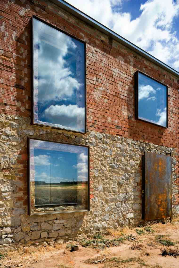 šiuolaikiškas lango formos atviras plytų namo fasadas
