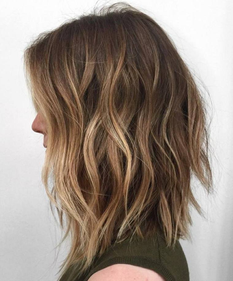 balayage su capelli castani mèches bionde lunghe