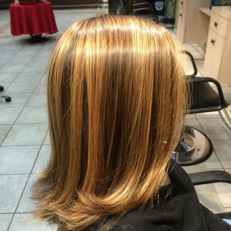 銅の金のハイライトと茶色の髪のbalayage