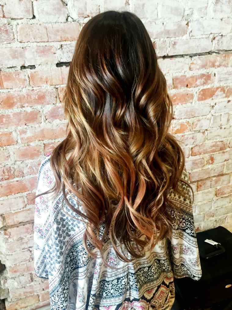 balayage capelli castani colpi di sole biondo rame scuro