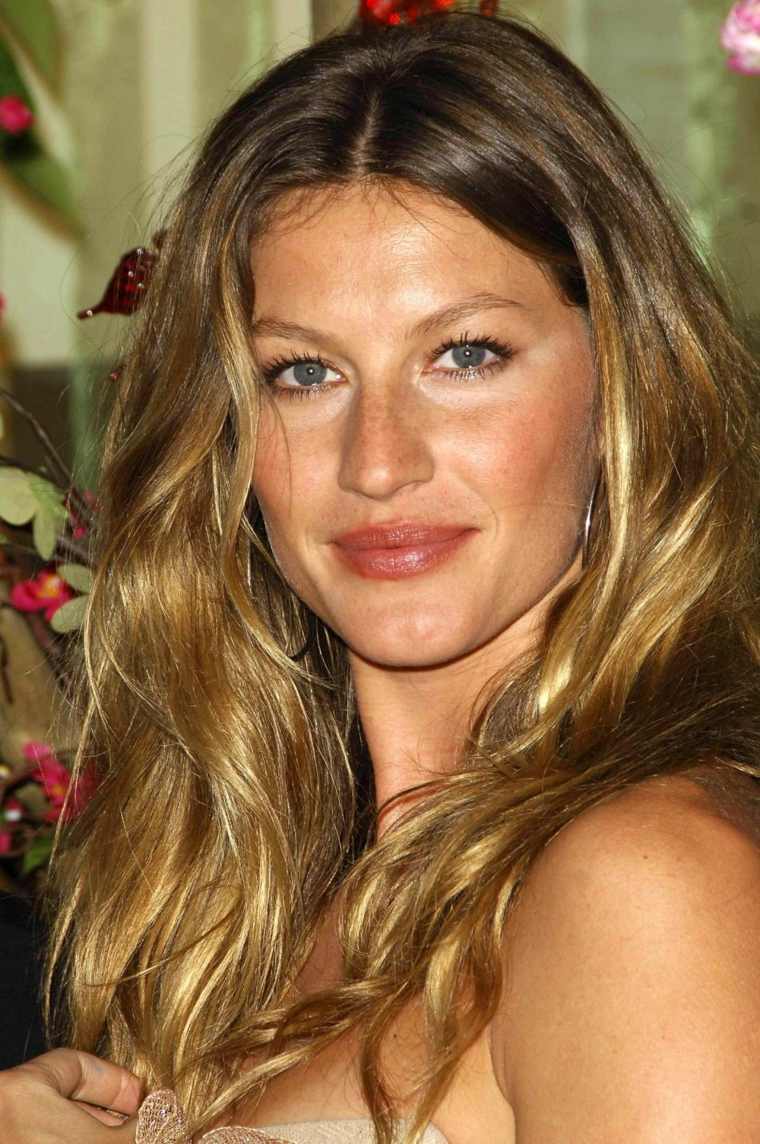 Gisele természetes hatású hosszú haj balayage