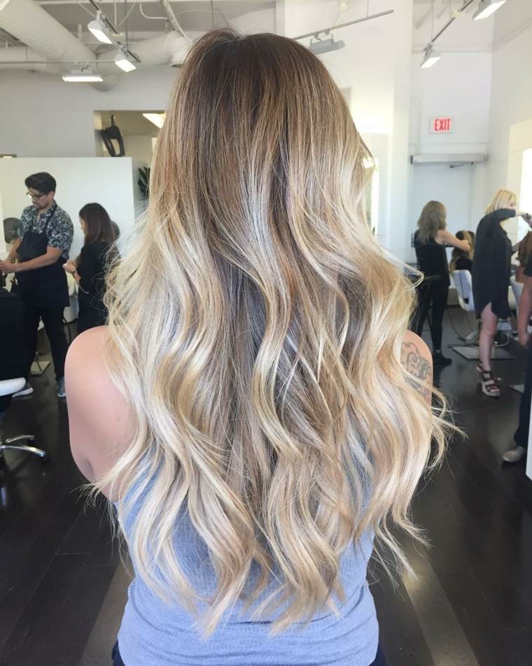 balayage hosszú haj platina fényekkel