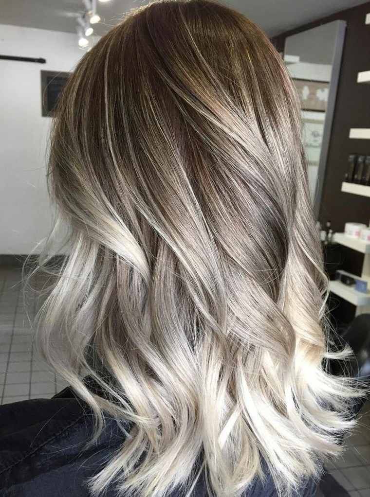 „Balayage“ plaukai pabrėžia platinos jaunystės dinamiškumą