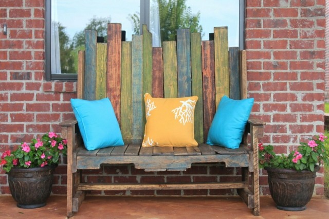 színes pad kék párnák kerti kanapé raklap kerti pad olcsó környezetbarát újrahasznosítás praktikus
