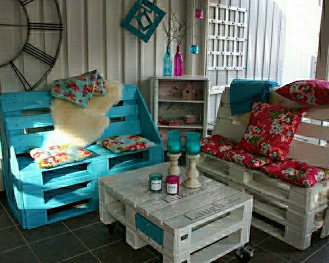 kerti bútorok fehér színes raklapok kék párnák kanapé kerti asztal szuper stílusos