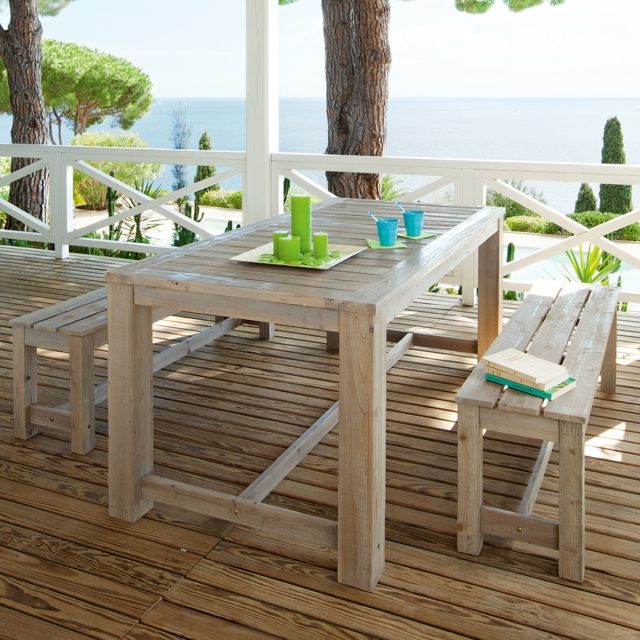 kert tereprendezés ötlet kerti pad fából készült kerti asztal deco zöld gyertyák
