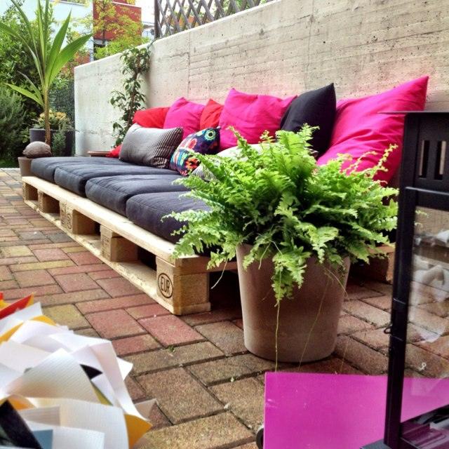 olcsó fából készült kerti kanapé raklapok fekete rózsaszín párnák dekor növény növények