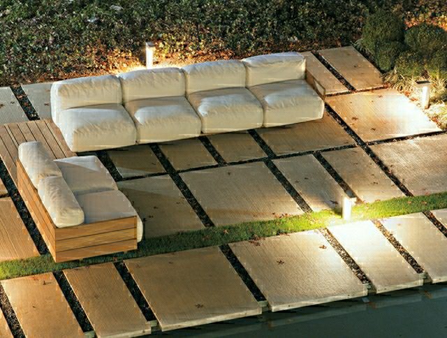 modern design kerti bútorok raklapokban eredeti elrendezésű fehér párnák pad