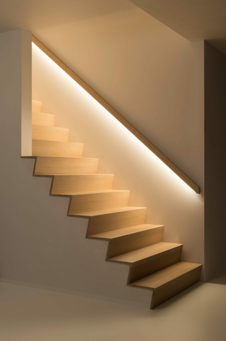 現代の階段の照明は階段の内部の手すりを導きました