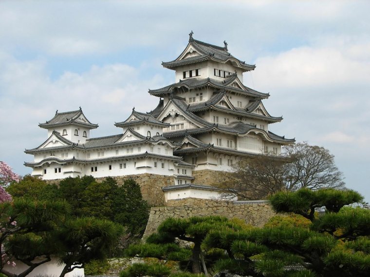 chateau-Himeji-colore-bianco-pareti