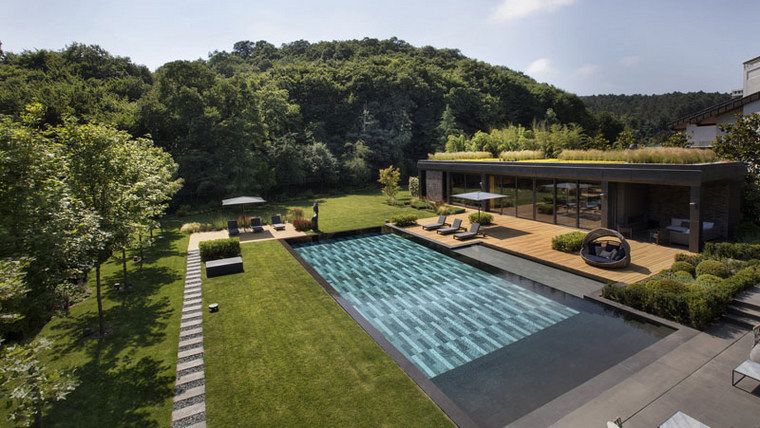 prekrasna moderna kuća sa zelenim krovom