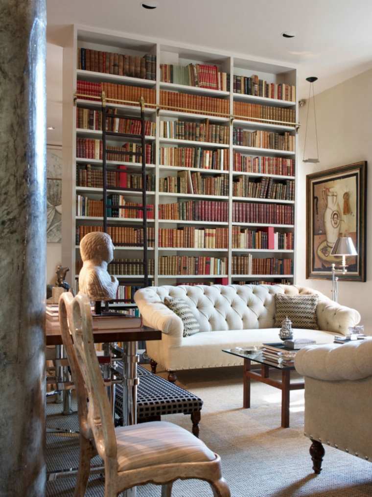 モダンなデザインの本棚のソファは、モダンな白い椅子のアームチェアをキャプチャしました