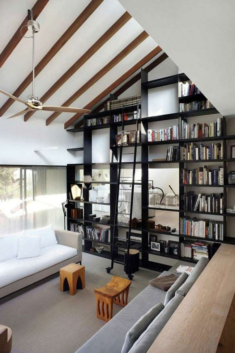 cuscini per divani di design con libreria a parete nera