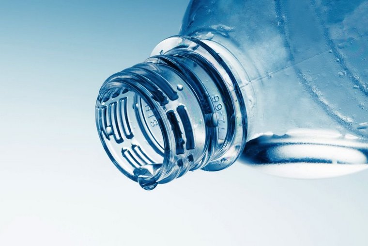 体重を減らすために水を飲むボトル