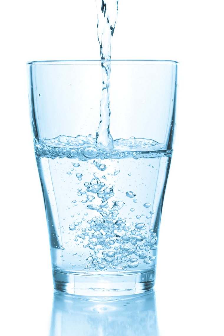 体重を減らすために水を飲むガラス