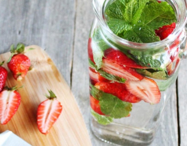 より多くの味のために体重を減らすために水を飲む果物