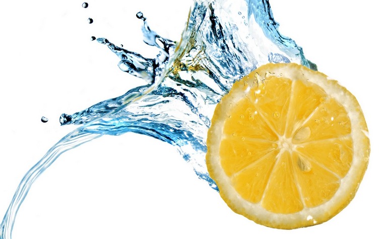 レモンの体重を減らすために水を飲む