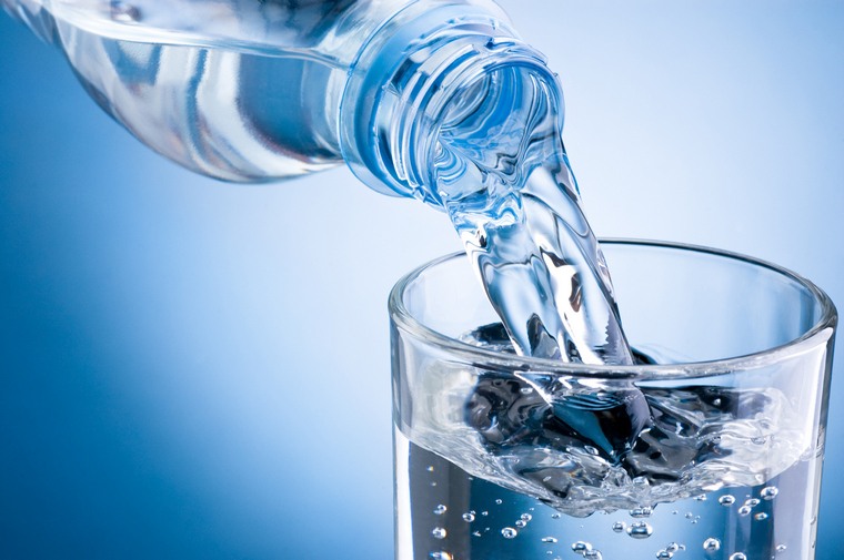 体重を減らすために水を飲む水分補給