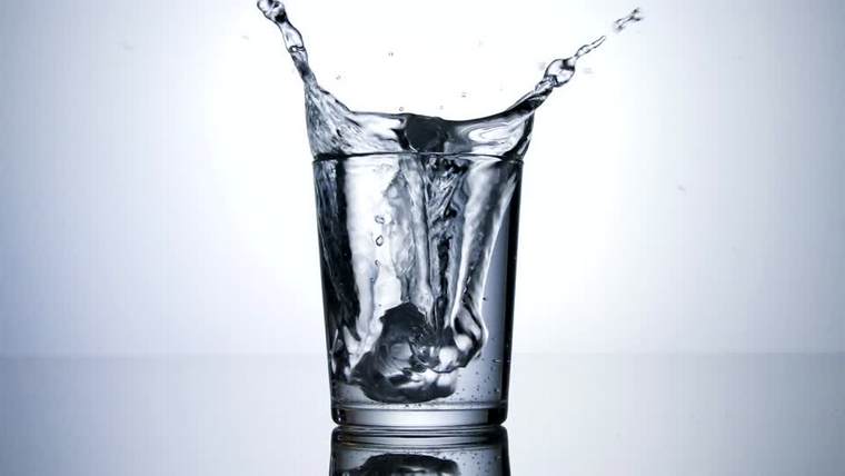 bere acqua per consigli sulla perdita di peso