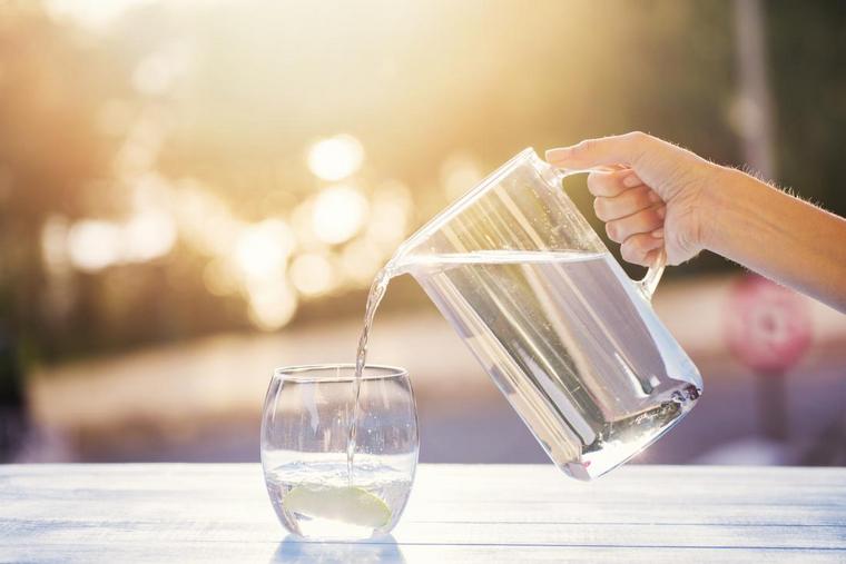 毎日のジェスチャーで体重を減らすために水を飲む