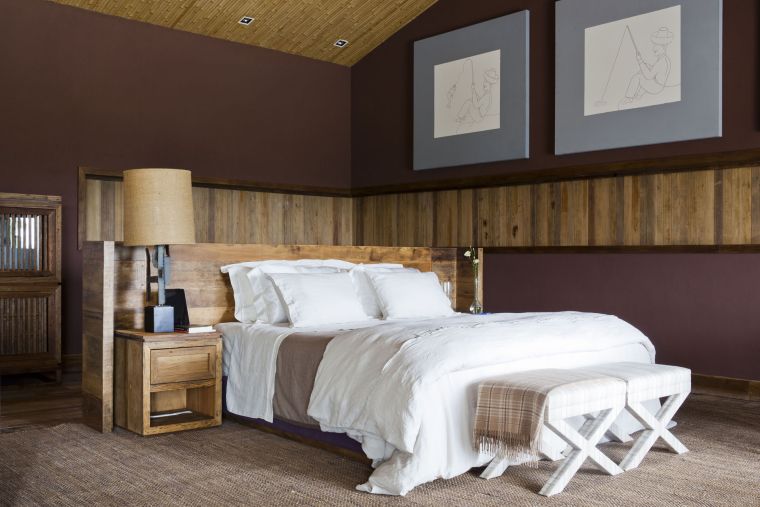 木製パネル壁クラッディング大人の寝室無垢材のベッドの装飾