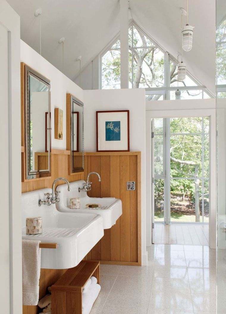 モダンな木工台座白と木製のバスルームの写真