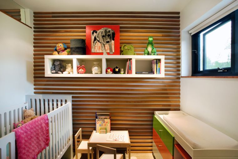 女の赤ちゃんの保育園のためのモダンな木製サイディング壁の装飾