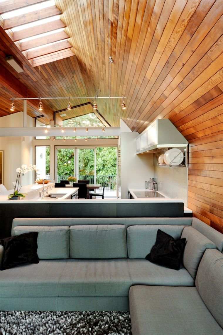居間の装飾に開いている現代的な壁の羽目板の木製の天井の台所