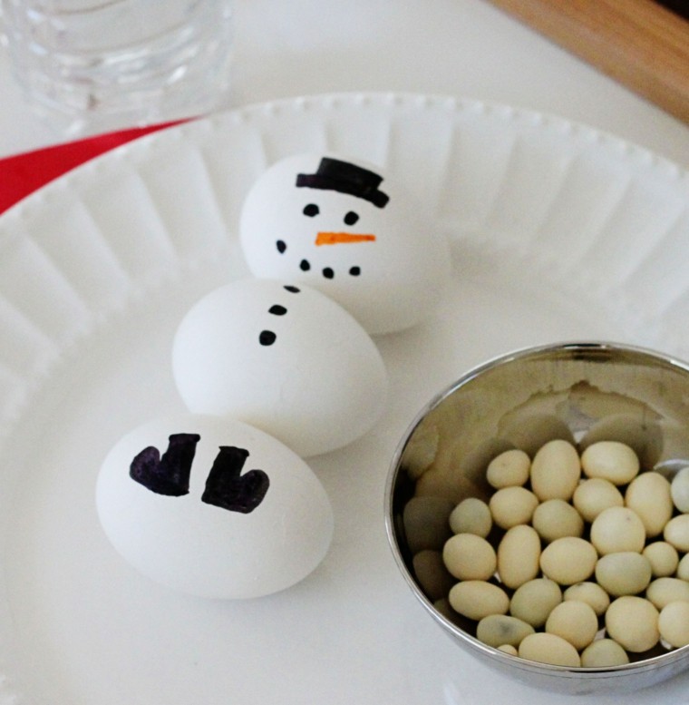 ötlet hóember tojás diy díszítő karácsonyi asztal