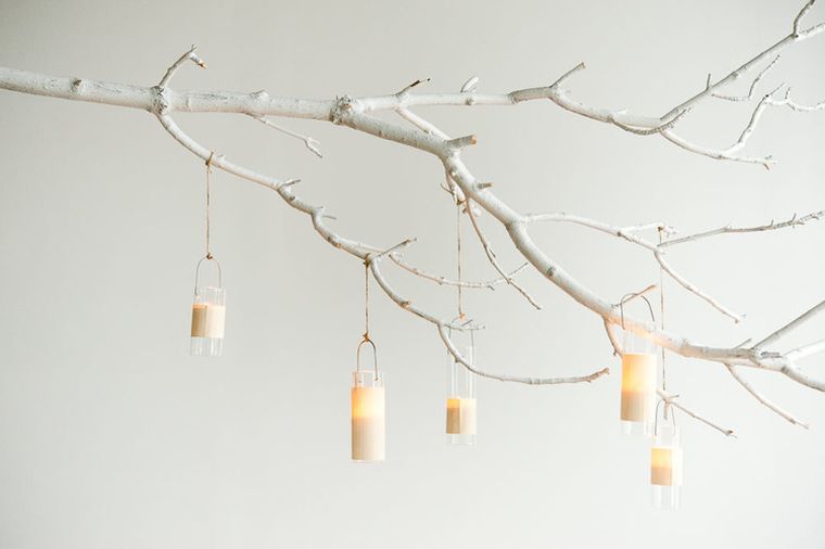 木の枝の結婚式のテーブルの装飾のアイデアは、照明器具をぶら下げます