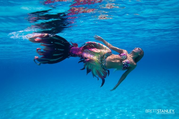 人魚の水中写真