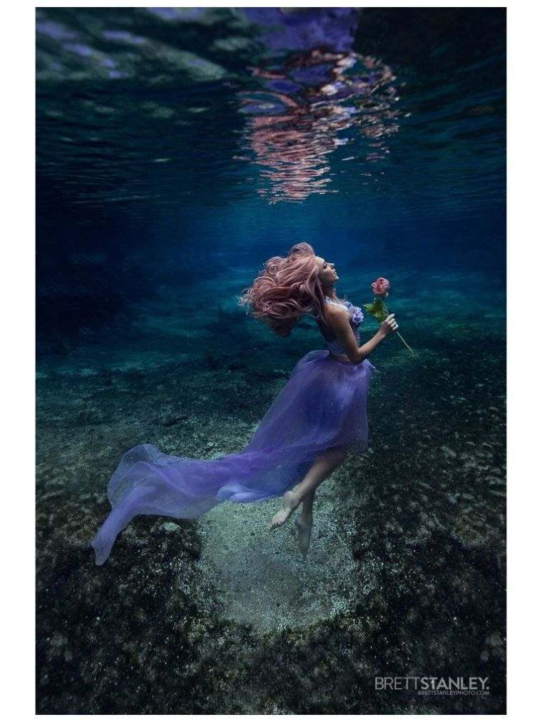 人魚の水中写真